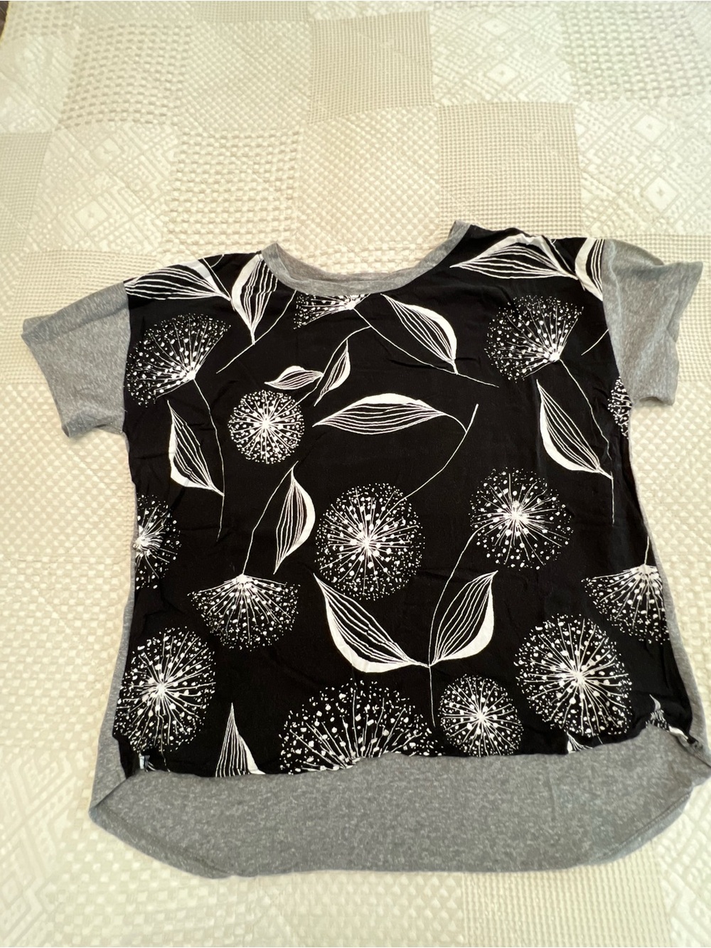 Anthropologie Black & Gray Floral Dandelion Print Short Sleeve Tee size M